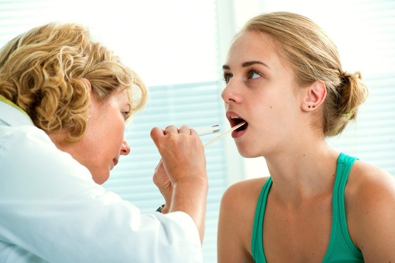 Прыщ во рту: причины и лечение